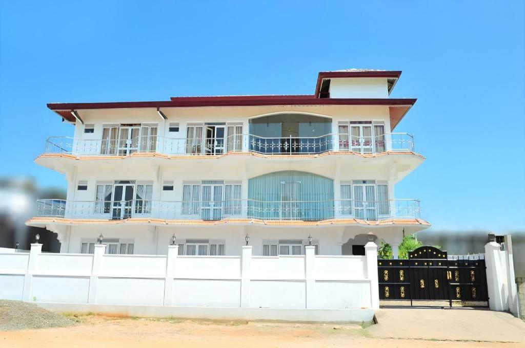 Hotel Glee Trincomalee Exteriör bild