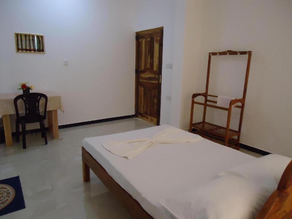 Hotel Glee Trincomalee Exteriör bild