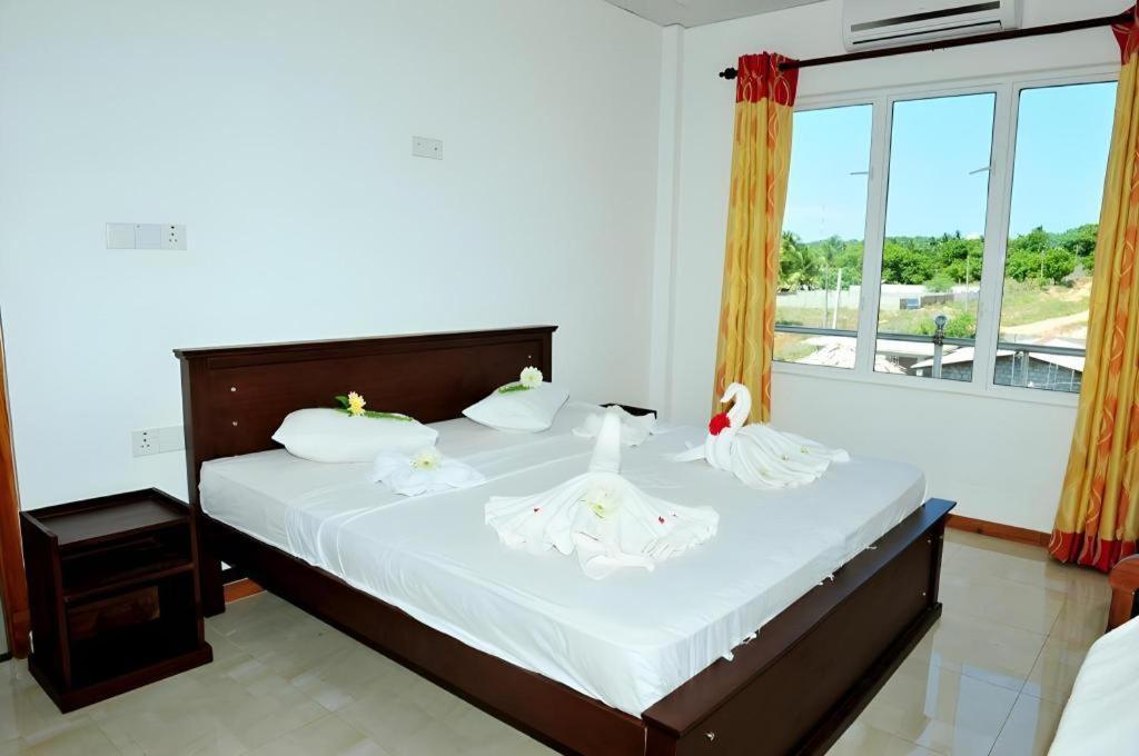 Hotel Glee Trincomalee Exteriör bild