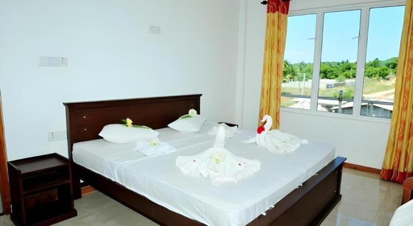 Hotel Glee Trincomalee Exteriör bild